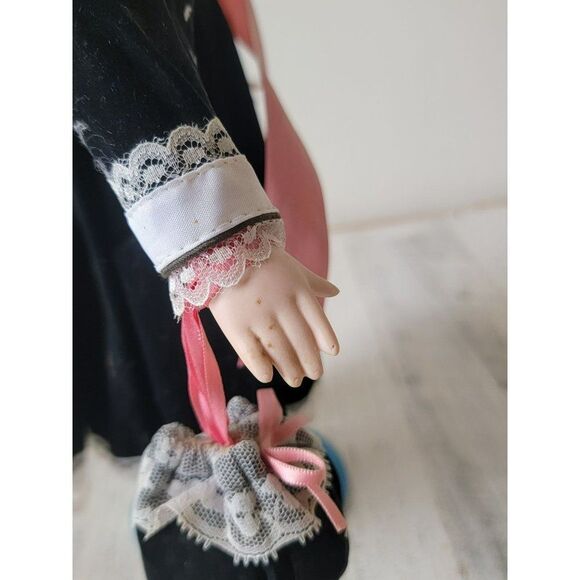 Brinn's Lindsey porcelain doll collectible decor figure - Picture 12 of 16